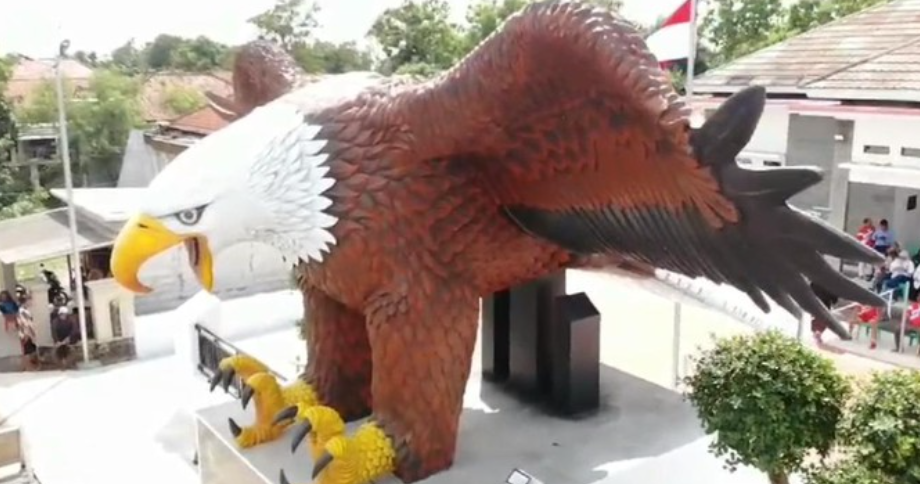 Heboh Patung Rajawali Raksasa di Kantor Desa Cipaat Indramayu  Baca artikel detikjabar, "Heboh Patung Rajawali Raksasa di Kantor Desa Cipaat Indramayu