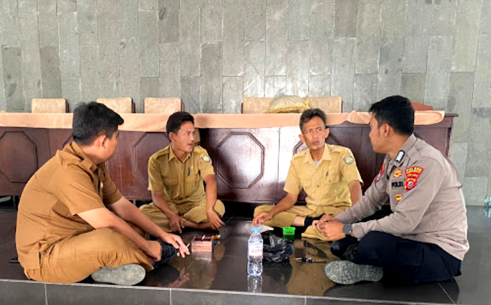 Pererat Kemitraan, Bhabinkamtibmas Polsek Bongas Sambangi Perangkat Desa Cipaat